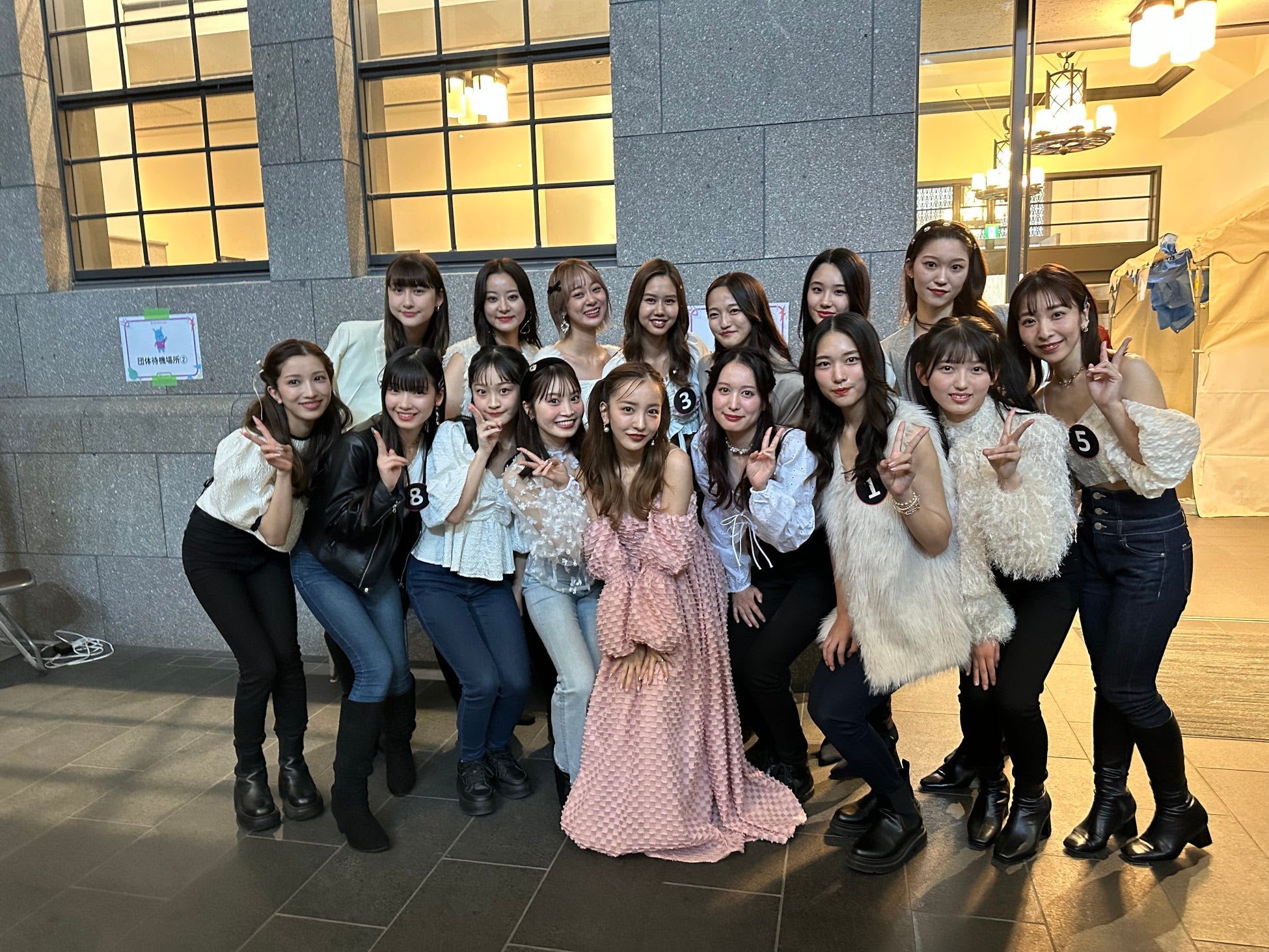 板野友美と最終選考参加者（提供写真）