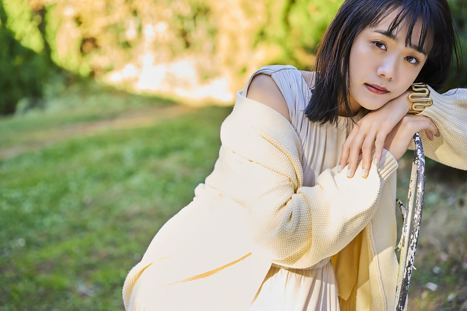 松井愛莉、都会的なスタイルで魅せる 美しい自然とのギャップ