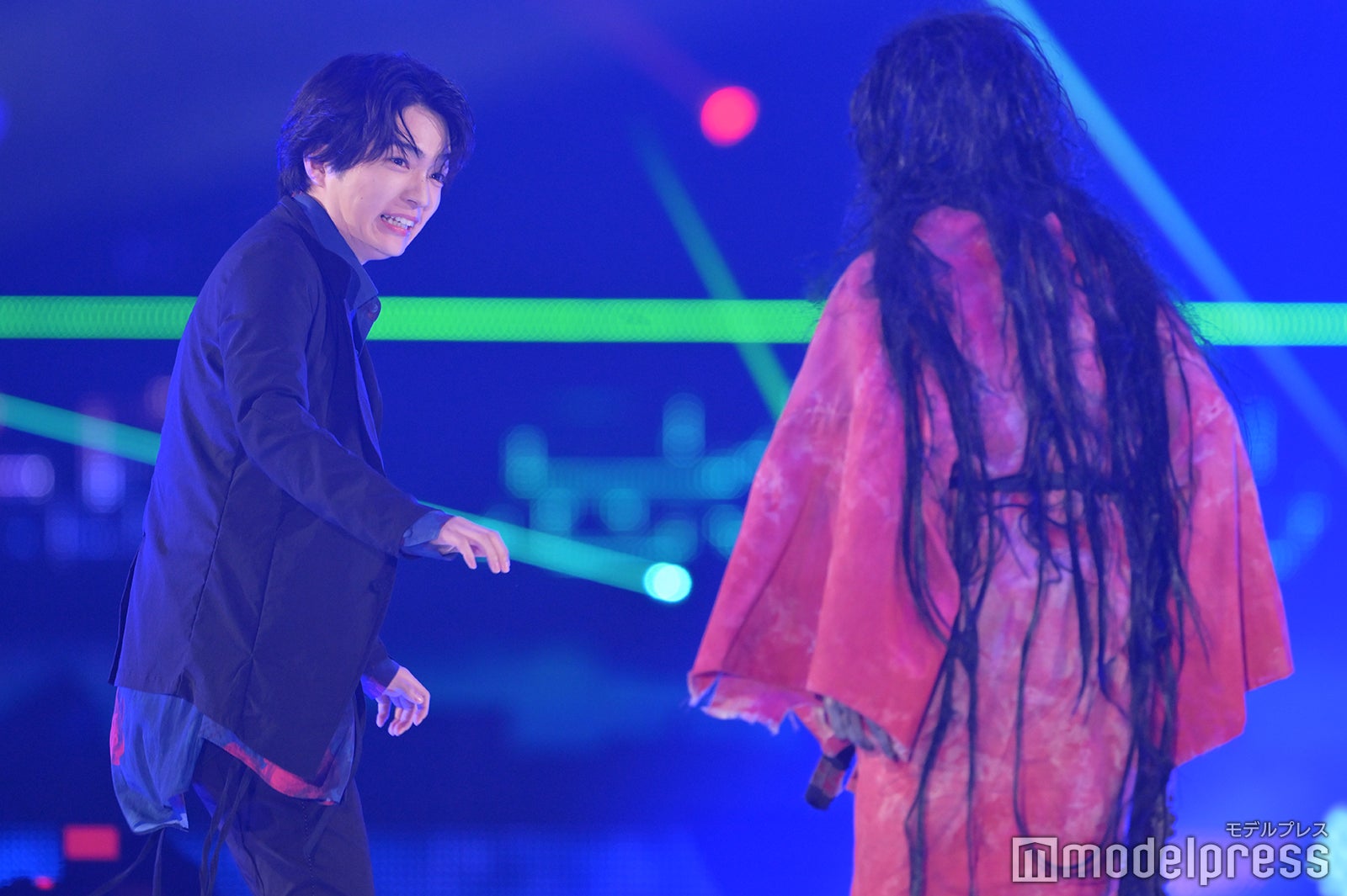 “赤い女性”に怯えるランウェイ中の西畑大吾（C）モデルプレス