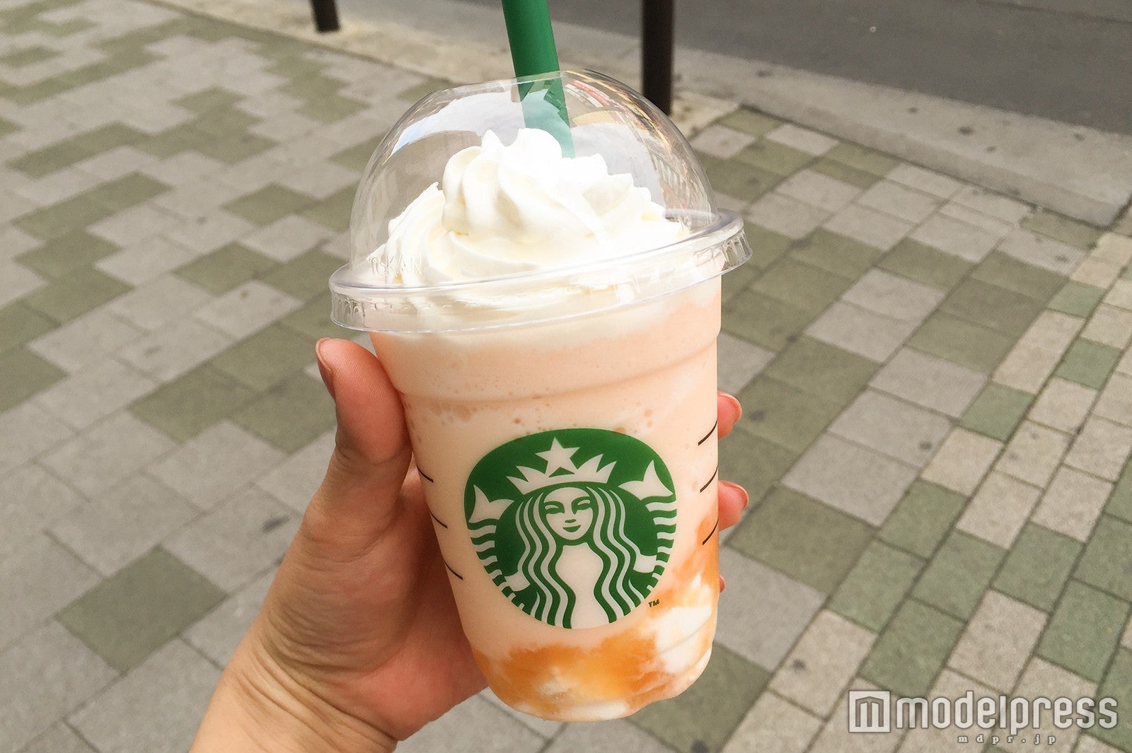 オレンジカラーでテンションアップ（C）モデルプレス