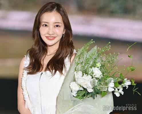 板野友美、ほっそり二の腕輝くオールホワイトコーデで登場【GirlsAward 2025SS】