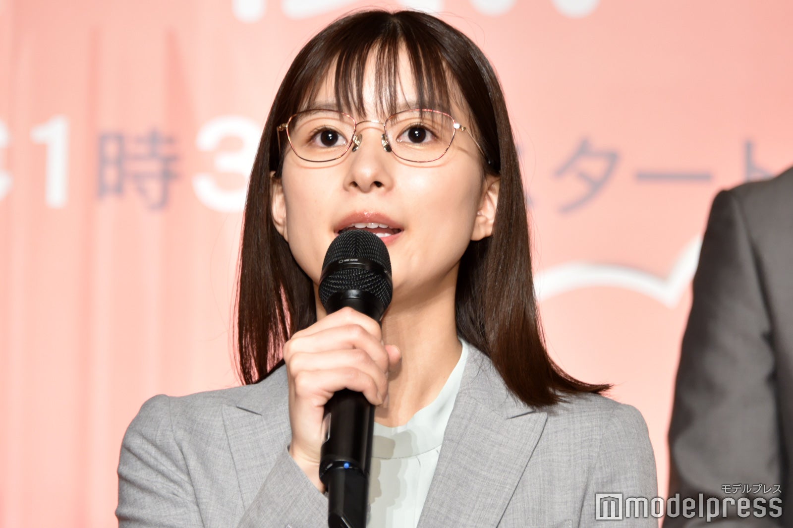 “ロボット女”の口調で挨拶した芳根京子（C）モデルプレス