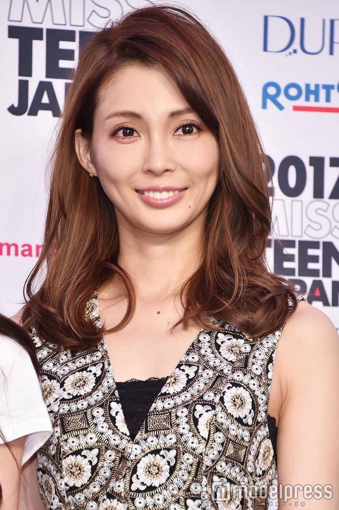 押切もえ、ミニスカートで色白美脚「ママに見えない」「スタイル変わらない」と絶賛の声