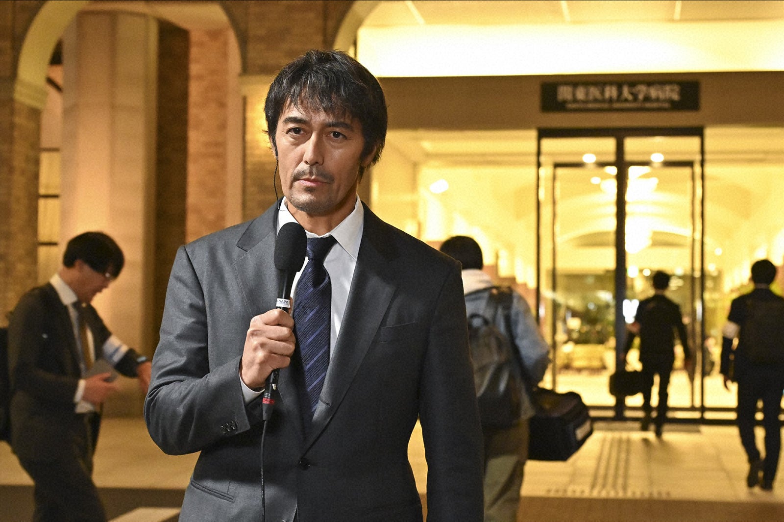 【キャスター 第1話】進藤（阿部寛）、民放新番組キャスターに就任 初回放送で予想外の出来事発生