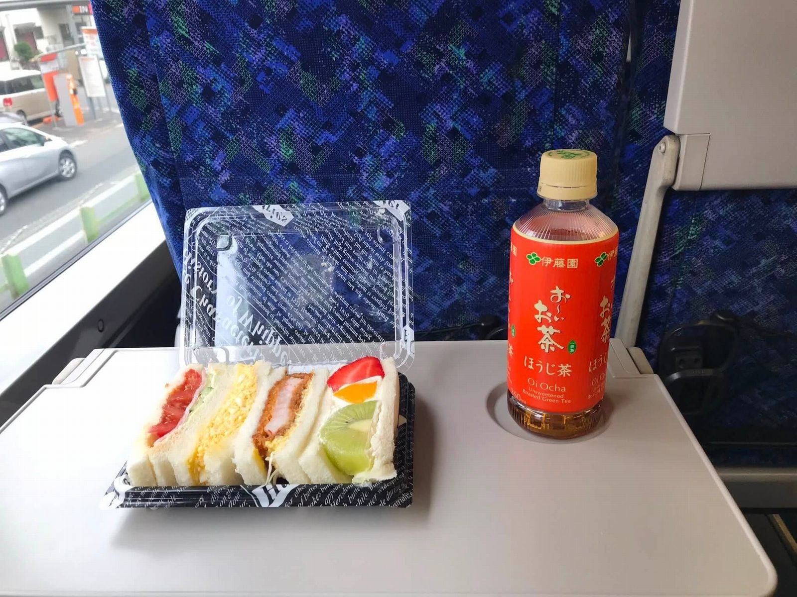 移動中に軽食をいただけるのもグリーン車のメリット