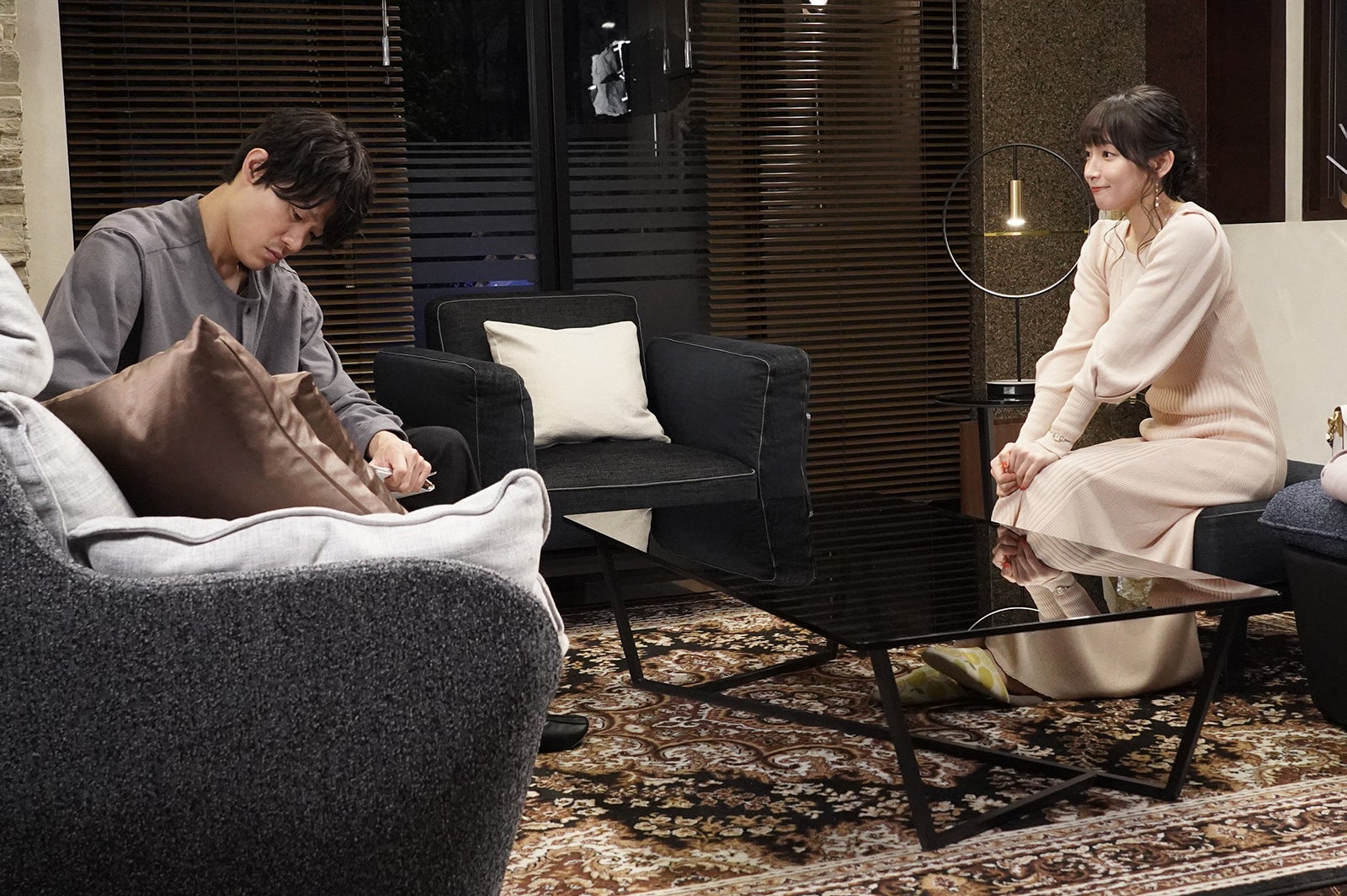 鈴木亮平、吉岡里帆「レンアイ漫画家」第4話より（C）フジテレビ