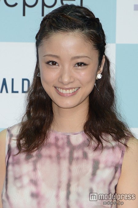 上戸彩、美麗ドレスで美脚披露　人類史上初の挑戦に感動