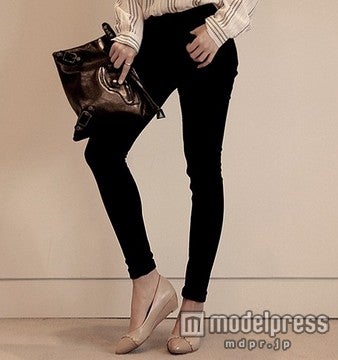 パンツスタイルでも◎　「Ones-Style」ポインテッドトゥパンプス4,280円（税込）