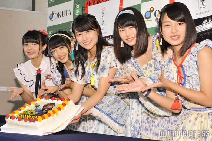 (左から)本間日陽、向井地美音、横山由依、小嶋真子、山田菜々美(C)モデルプレス