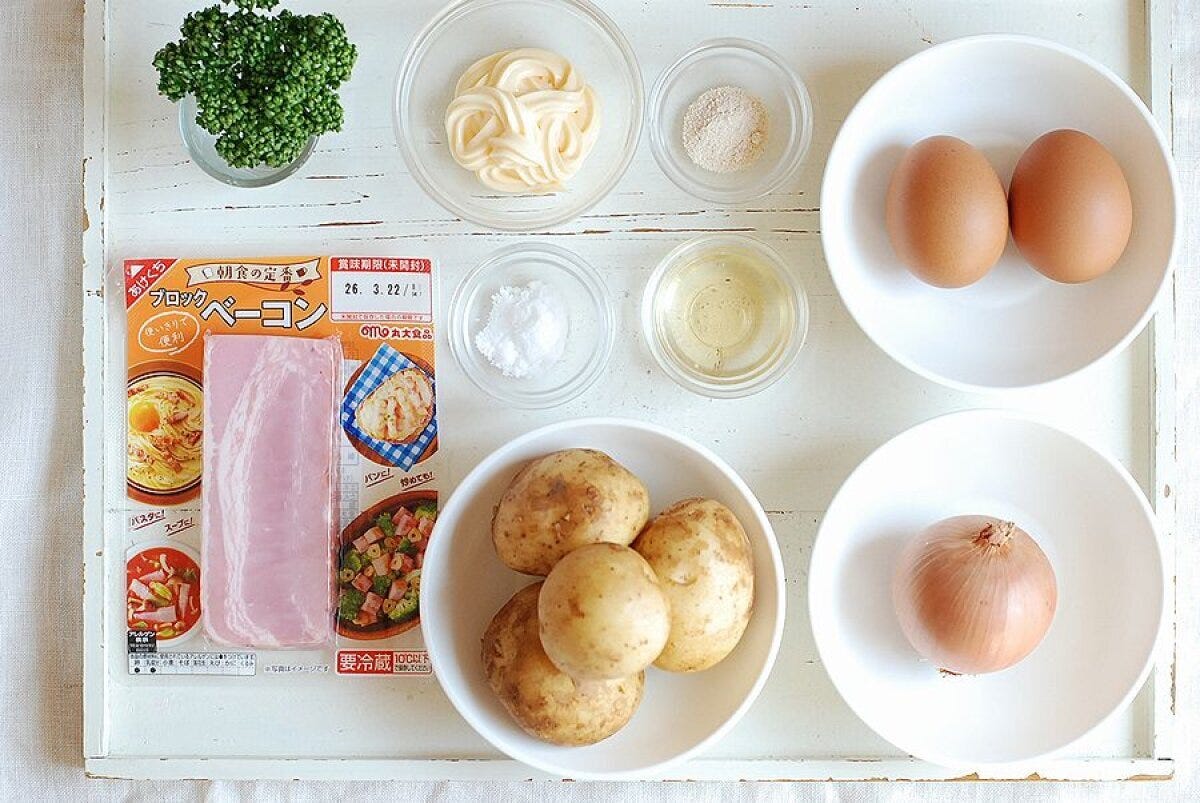 焼きポテトサラダの材料を白いトレイに並べた俯瞰