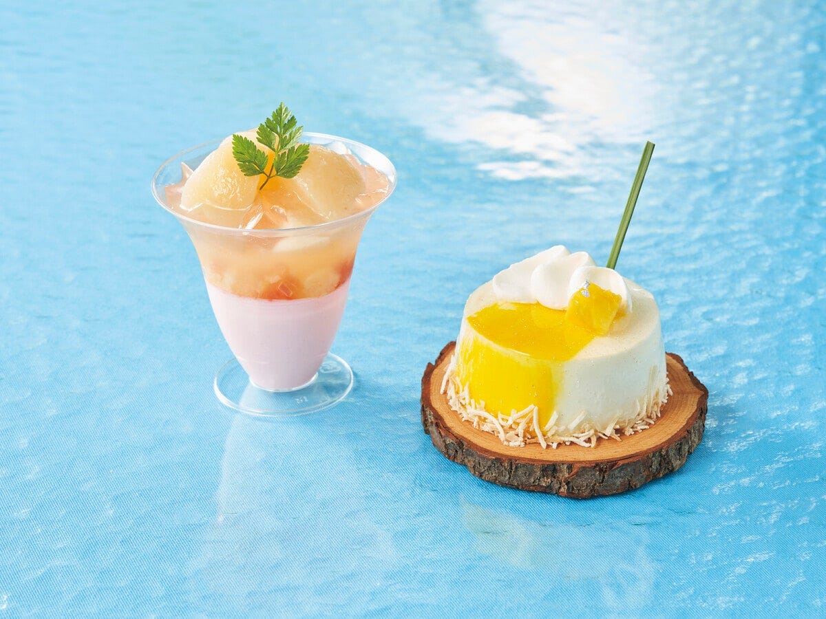 「ビバリーヒルズ・ブランジェリー」のグレープフルーツ・ゼリー＆ピーチ・パンナコッタ 850円（左）、ココナッツとパイナップルのムース ～カルダモン風味～ 900円　画像提供：ユニバーサル・スタジオ・ジャパン