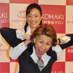 KOMAKI先生の施術を受けるJOY