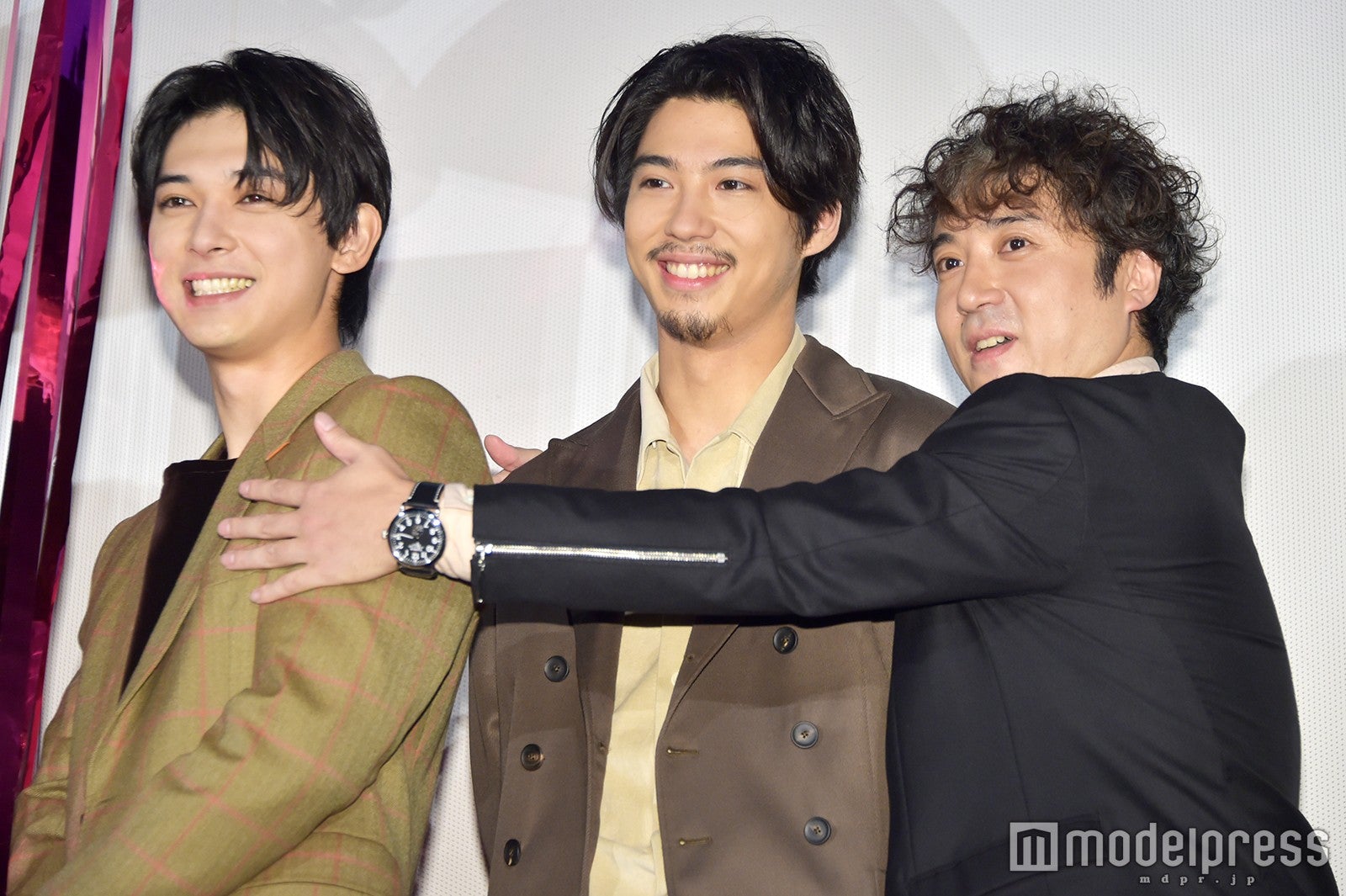 吉沢亮、賀来賢人、ムロツヨシ （C）モデルプレス