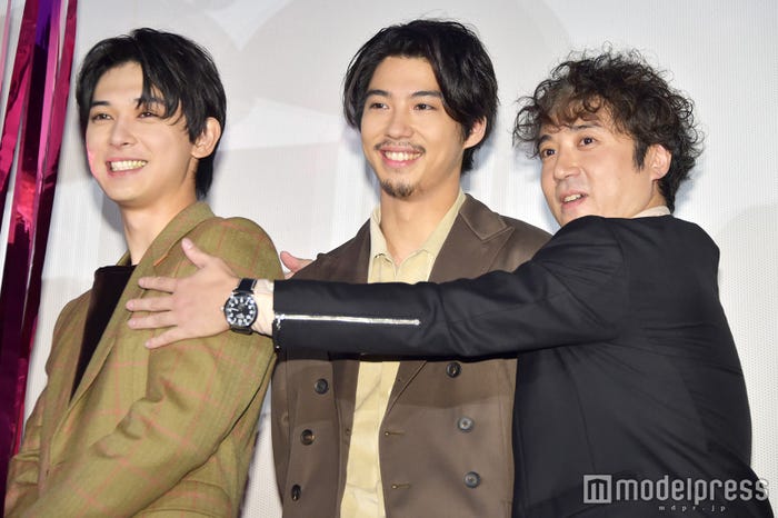 隙を見てお亮にタッチするムロ(C)モデルプレス