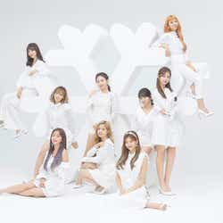 モデルプレス - TWICE、ミニスカ×ニーハイで美脚披露 紅白で圧巻オーラ<紅白本番>
