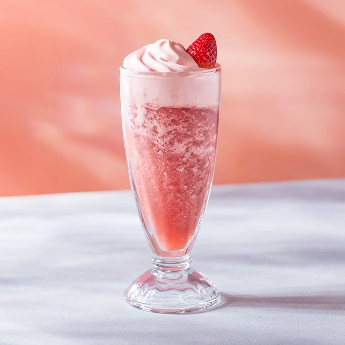 アリビアーモ フローズン セリーン ストロベリー¥2,200(店内利用のみ)/画像提供:スターバックス コーヒー ジャパン