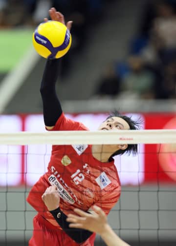 黒髪の高橋藍がキレキレのサービスエース6本 サントリーがリーグ22連勝で首位独走