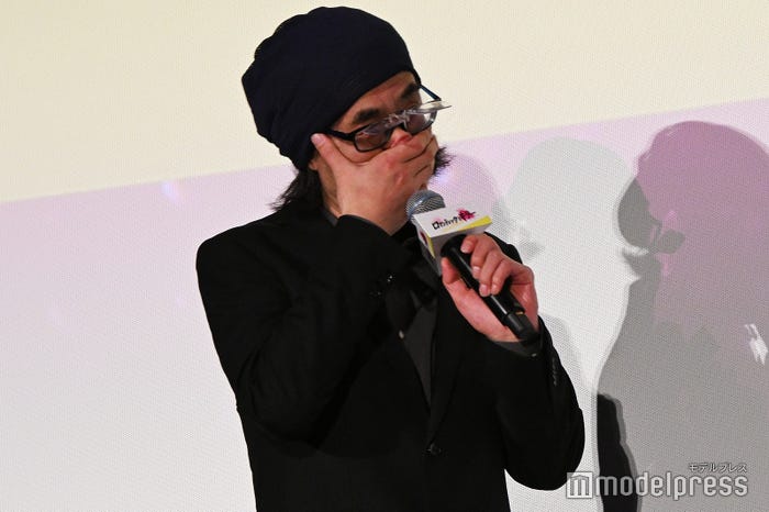 高橋恭平からの愛にウソ泣きで照れる英勉監督(C)モデルプレス