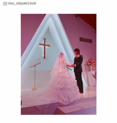 新垣里沙、ハワイ挙式を報告　純白ウェディングドレス姿で夫と2ショット