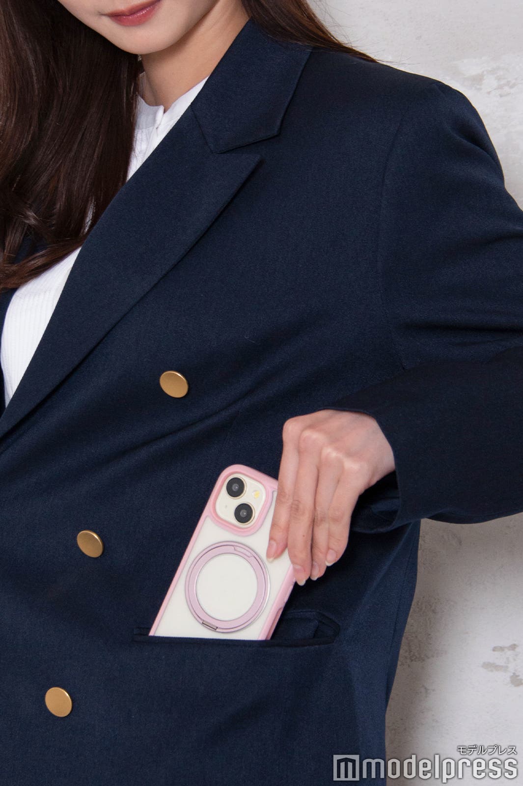 フラットなのでかさばらない(C)モデルプレス