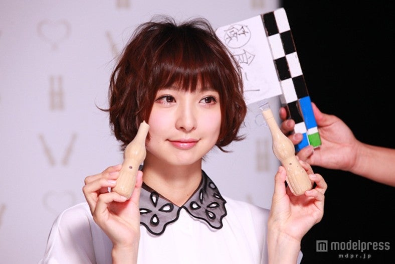 グリコの新CMに登場するAKB48篠田麻里子／パピコ 新TV-CM「相性診断パピコ」篇メイキングより