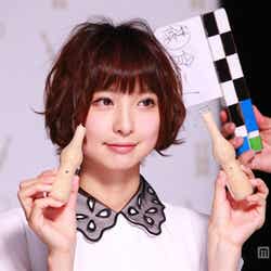グリコの新CMに登場するAKB48篠田麻里子/パピコ 新TV-CM「相性診断パピコ」篇メイキングより