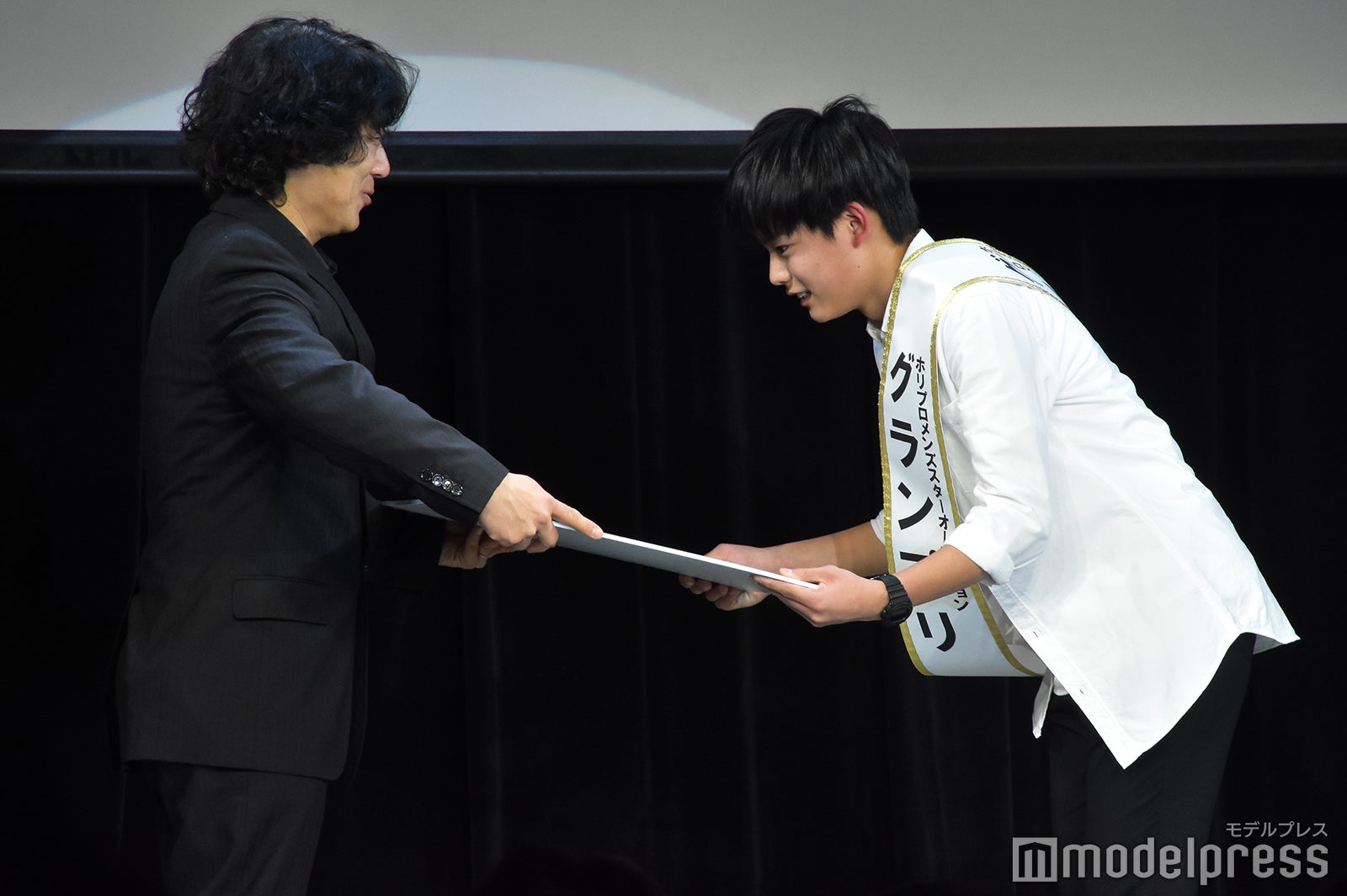 （右）鍛冶原日向さん（C）モデルプレス