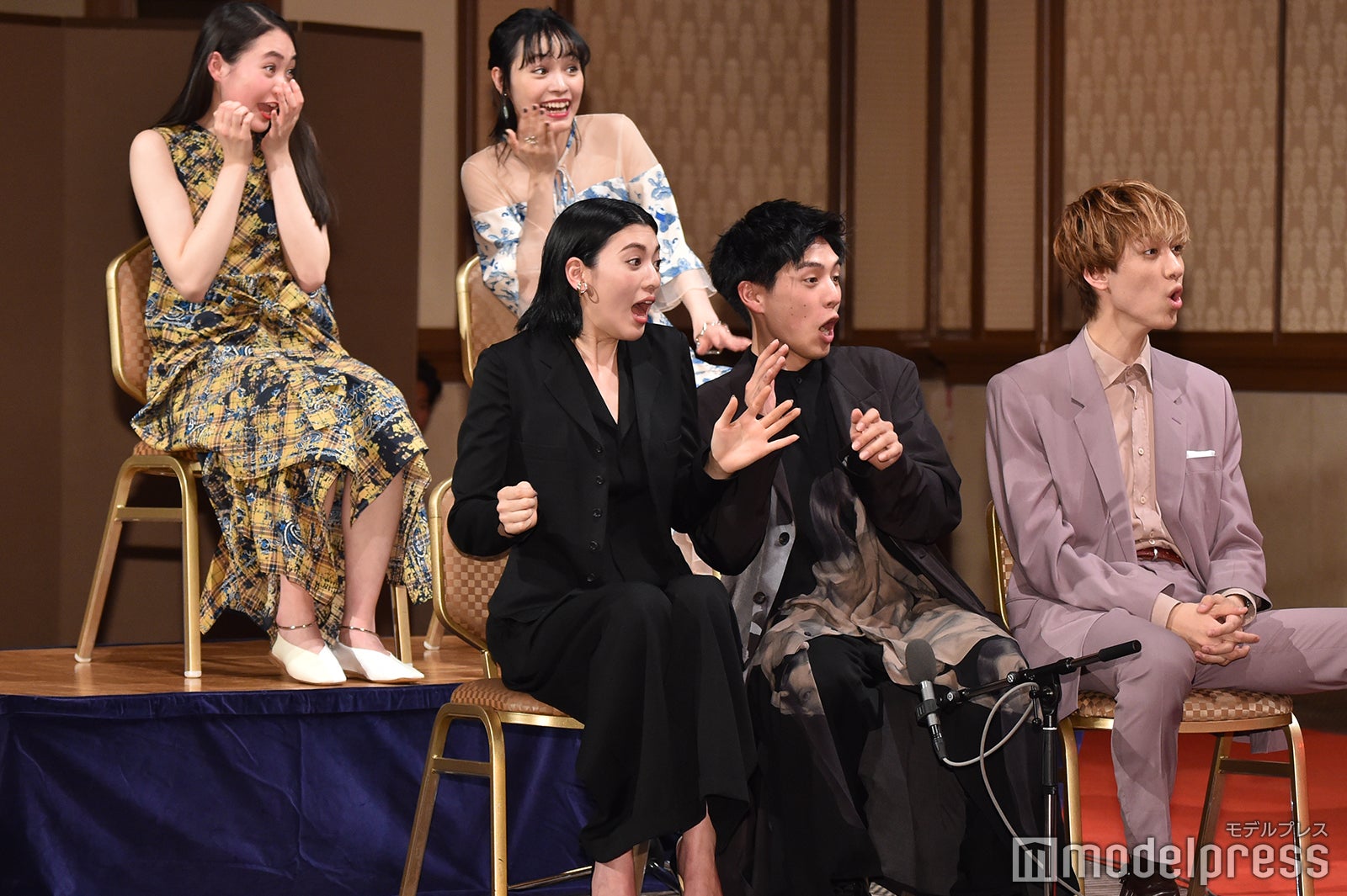 （左上から時計回り）生のプロレス観戦に驚く宮野陽名、大谷凛香、古川毅、坂東龍汰、三吉彩花（C）モデルプレス