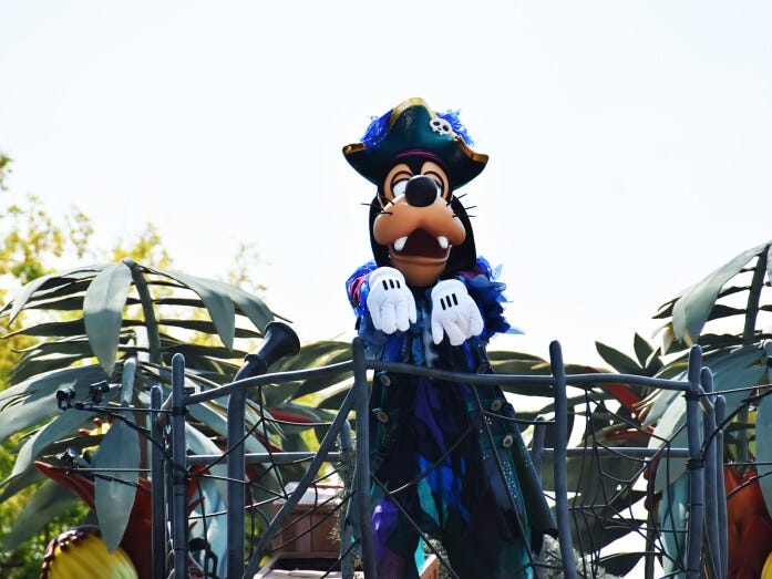 続いてやって来るのはグーフィーです。ゴーストのポーズ、真似してみましょう