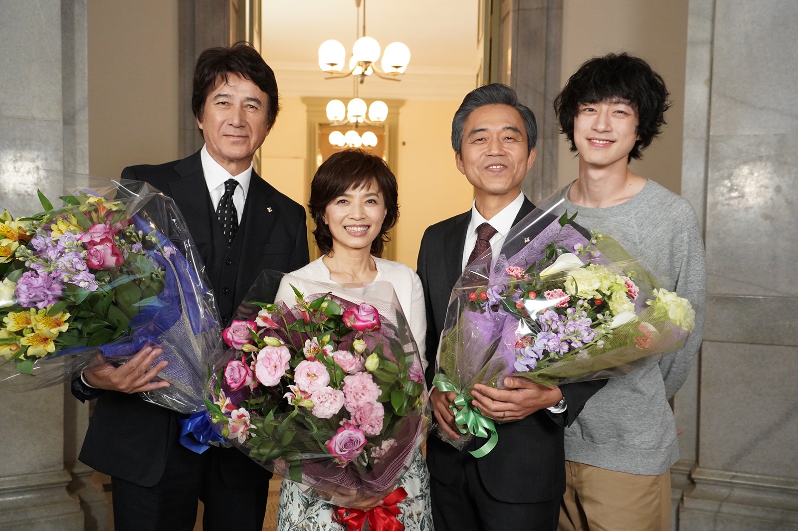 草刈正雄、榊原郁恵、小市慢太郎、坂口健太郎（C）日本テレビ