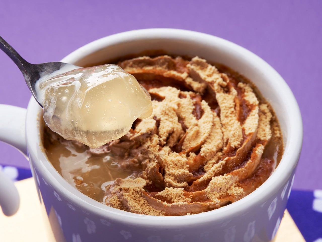 桔梗信玄餅 わらびもち入り黒みつきな粉ラテ／提供画像