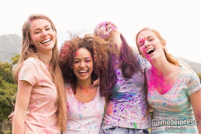 「カラーガン」日本初開催、水鉄砲でカラフルに撃ちあう