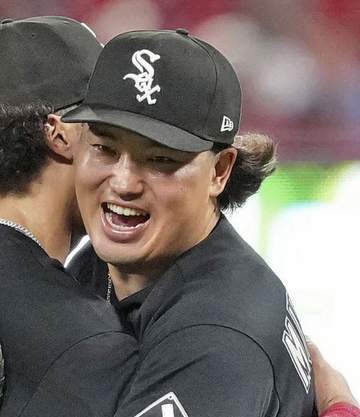 村上宗隆ビッグプレーでチーム救う「最後まで諦めないということが野球では大事」捕球後に難しい体勢から誰もいない三塁へ送球→走者をタッチアウトに