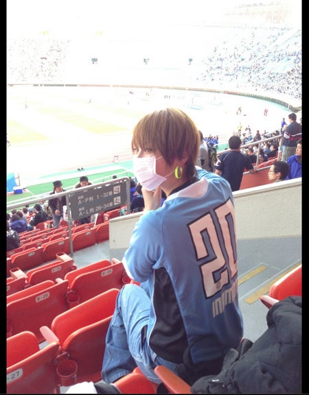 田中美保、キュートなユニフォーム姿で夫・稲本選手の試合観戦　