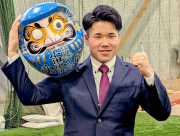 DeNA・ドラ1小田 母校・青学大の箱根3連覇に刺激 目標「新人王」ベイスターズ色青いダルマ持参で入寮