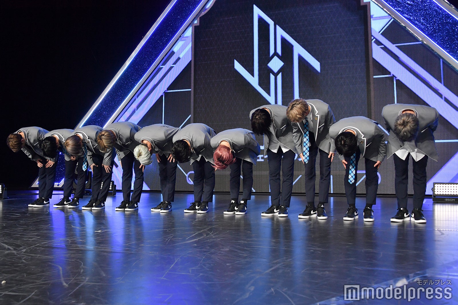 1人が頭を下げると全員で丁寧に毎回お辞儀をしていたメンバー／（左から）金城碧海、木全翔也、白岩瑠姫、大平祥生、川尻蓮、豆原一成、川西拓実、鶴房汐恩、佐藤景瑚、河野純喜、與那城奨（C）モデルプレス