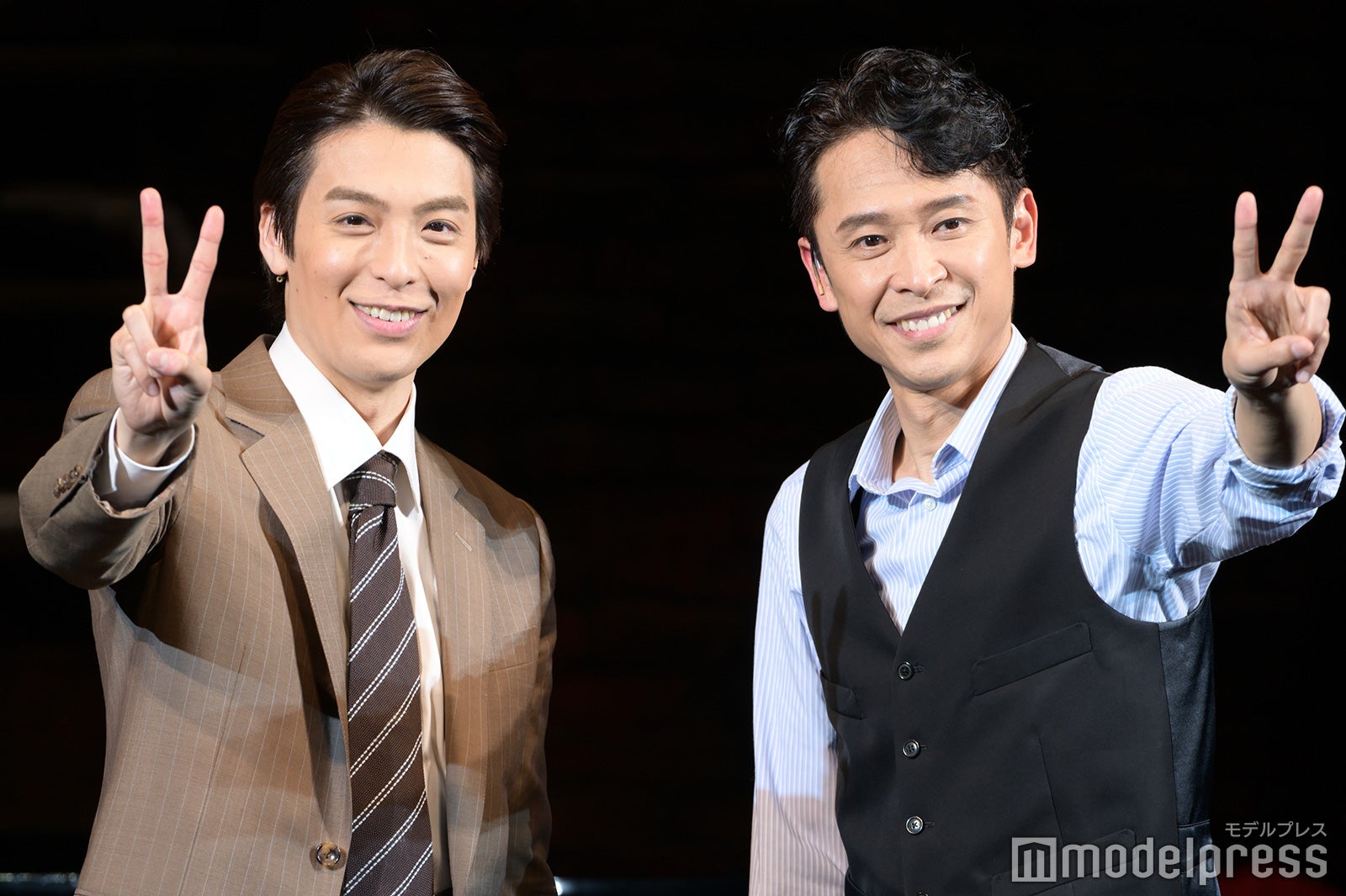 ピースをキメる海宝直人＆坂本昌行（C）モデルプレス