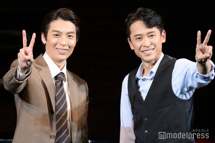 ピースをキメる海宝直人&坂本昌行(C)モデルプレス