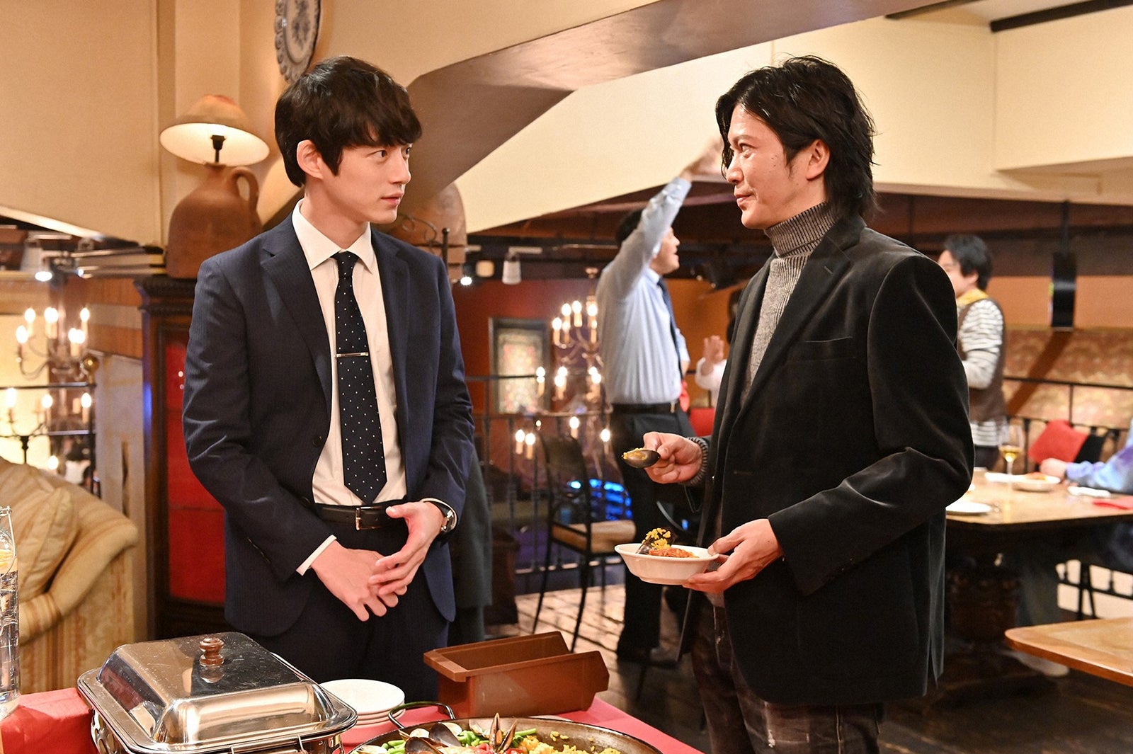 坂口健太郎、田辺誠一／「婚姻届に判を捺しただけですが」第8話より（C）TBS