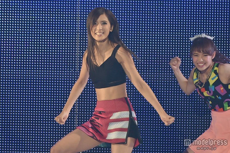 E-girls／左から：藤井萩花、山口乃々華