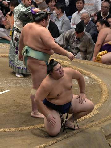 横綱大の里がまさかの連敗で痛恨3敗目 大関琴桜に苦杯 12日目まで2差独走も急失速 安青錦に並ばれ千秋楽へ 4敗も3人