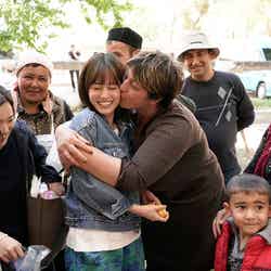 サマルカンドでの撮影終了後、撮影に参加したウズベキスタン人エキストラの人々に囲まれ、「かわいい」と写真をせがまれたり、現地の女性にキスされる前田敦子（C）2019「旅のおわり、世界のはじまり」製作委員会／UZBEKKINO