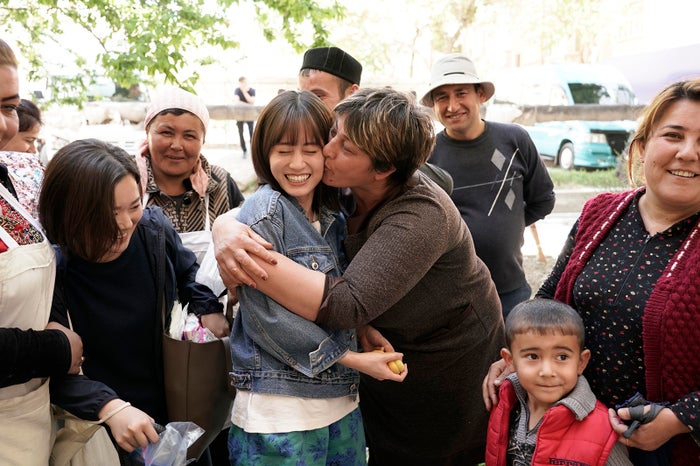 サマルカンドでの撮影終了後、撮影に参加したウズベキスタン人エキストラの人々に囲まれ、「かわいい」と写真をせがまれたり、現地の女性にキスされる前田敦子(C)2019「旅のおわり、世界のはじまり」製作委員会/UZBEKKINO