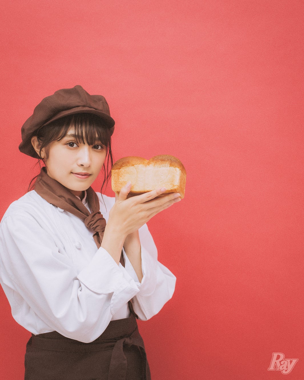 欅坂46渡辺梨加、パン屋さん姿がキュート「Ray」で新連載