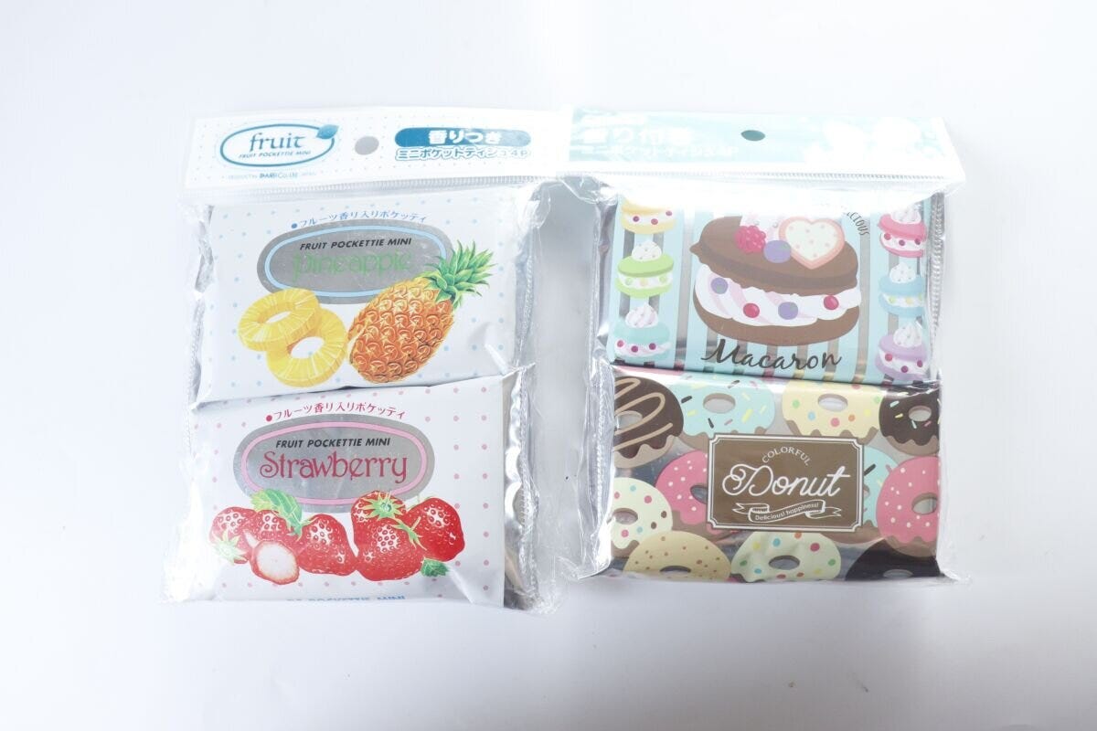 ダイソーの香りつきミニポケットティッシュ4Pとプリント入香り付きミニポケットティッシュ4Pのパッケージ