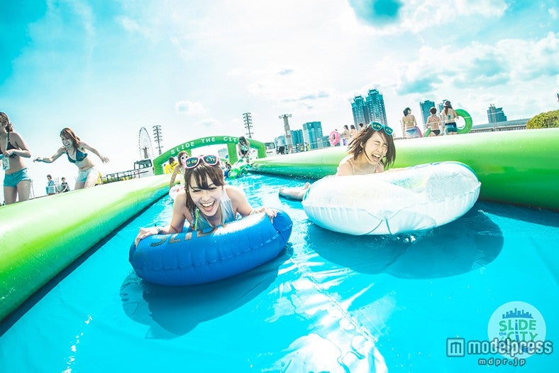 巨大ウォータースライダー九州初上陸 初の“公道封鎖ルート”で滑走