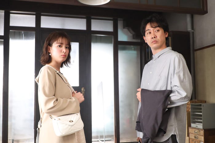 関水渚、大泉洋/「元彼の遺言状」第5話より(C)フジテレビ