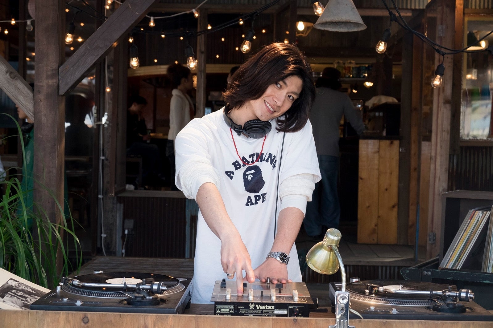 三浦春馬、ロン毛大学生に　広瀬すずの初恋相手で登場＜SUNNY 強い気持ち・強い愛＞