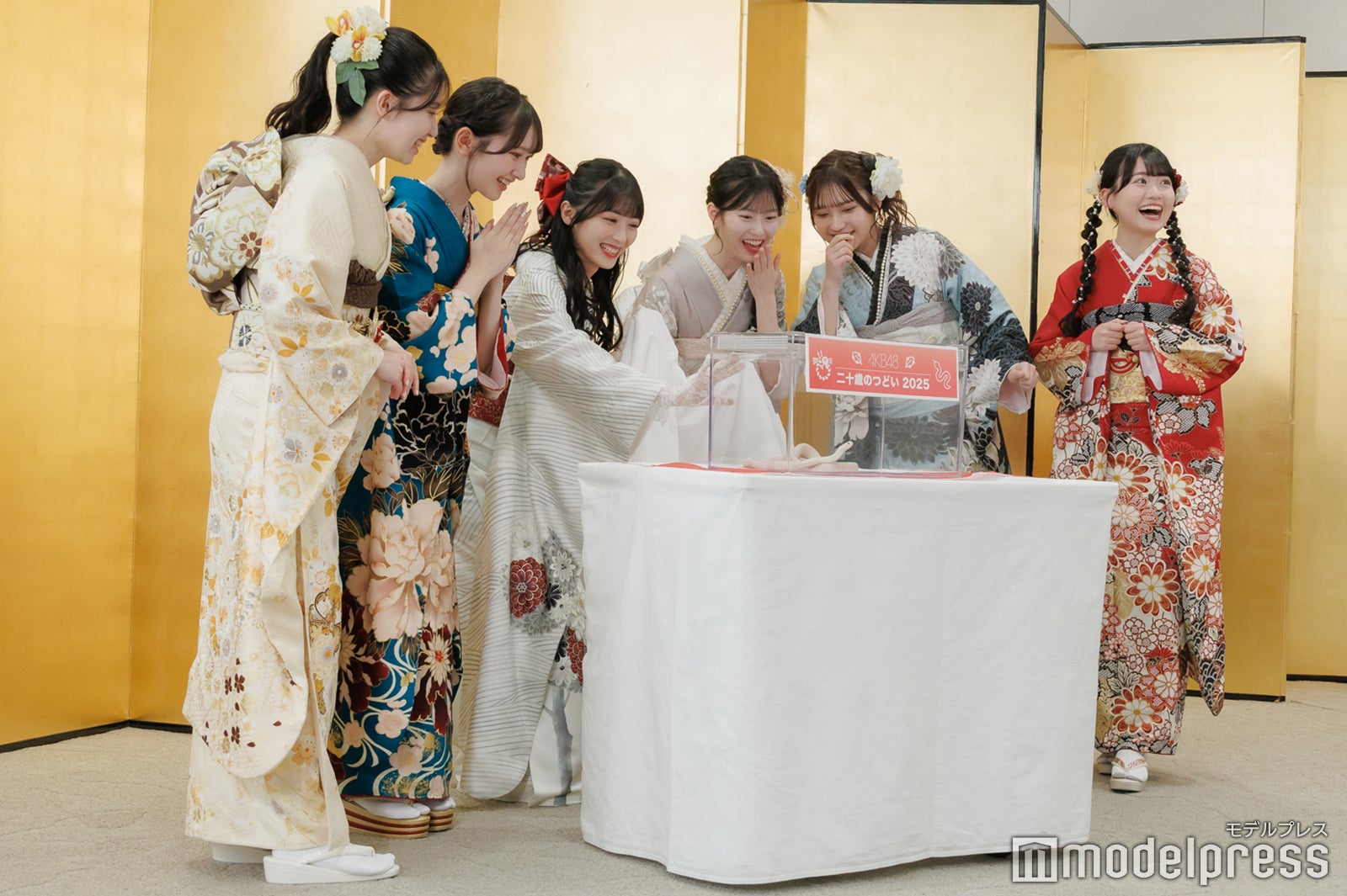 ハクさんに驚く正鋳真優、山崎空、佐藤綺星、八木愛月、鈴木くるみ、布袋百椛（C）モデルプレス