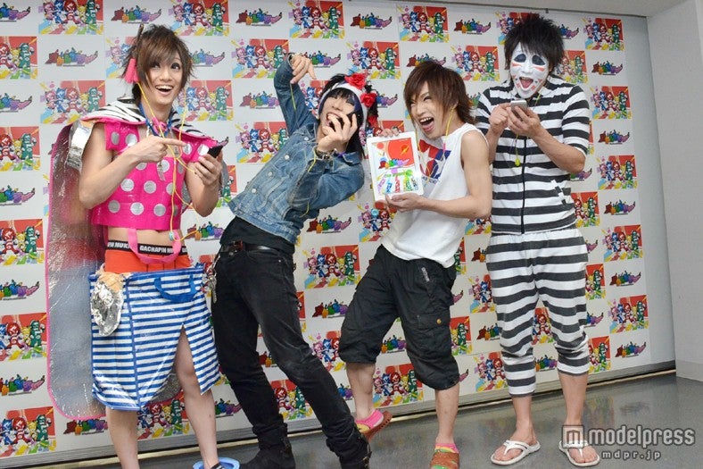 カプコンの音楽ゲームアプリ「オトレンジャー」と正式コラボしたゴールデンボンバー（左から）喜屋武豊、歌広場淳、鬼龍院翔、樽美酒研二